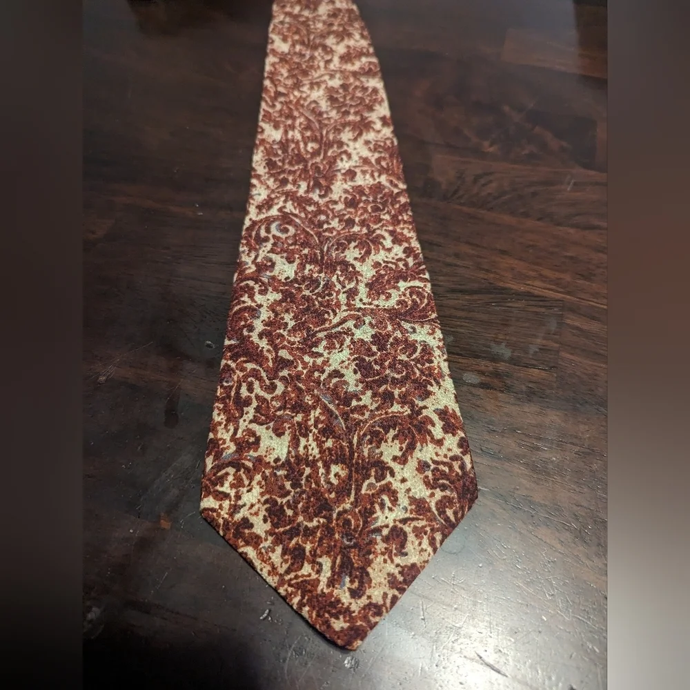 GUESS Mens Floral/Paisley Necktie, Cream/Maroon Color Pattern